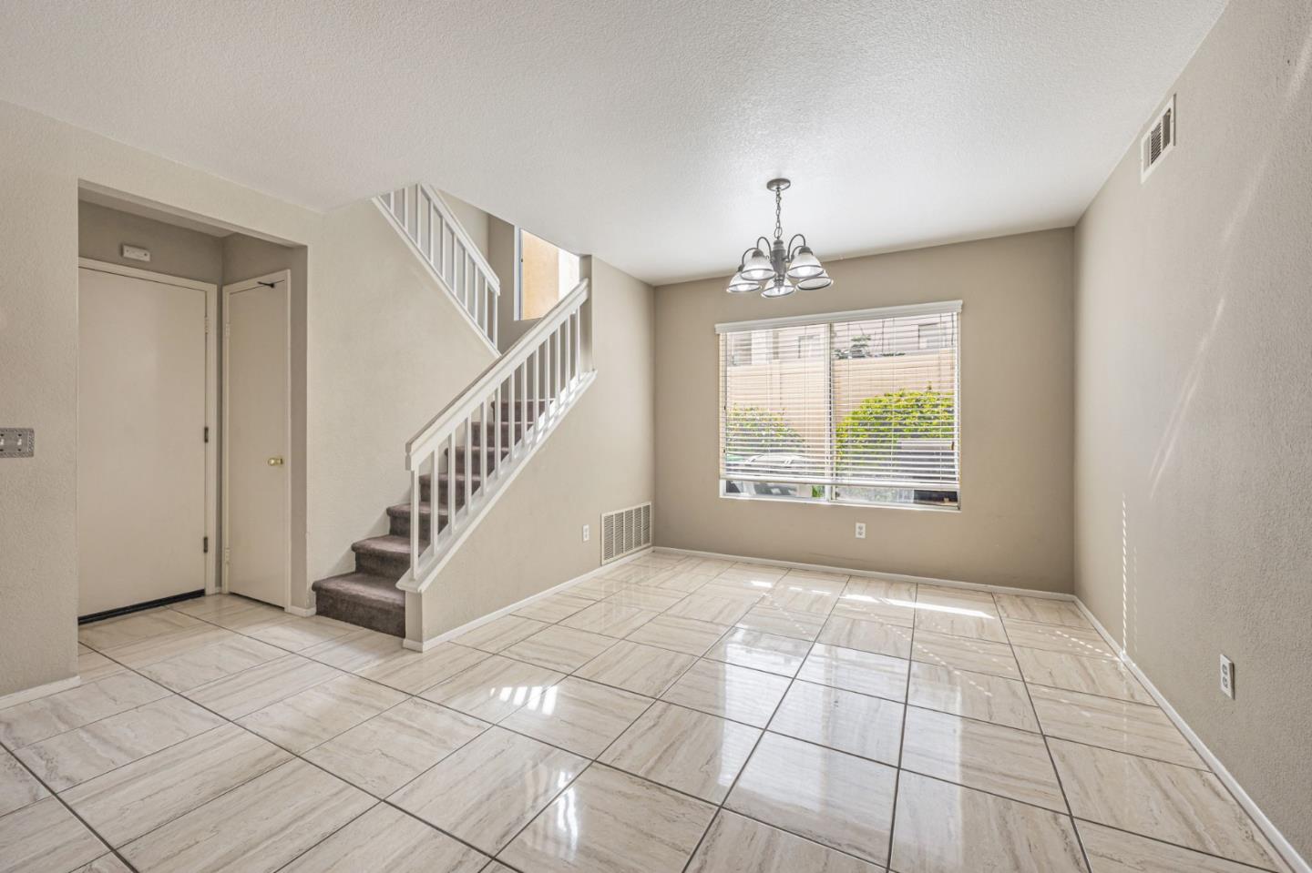 Detail Gallery Image 8 of 18 For 31748 Corte Avalos, Temecula,  CA 92592 - 4 Beds | 2/1 Baths