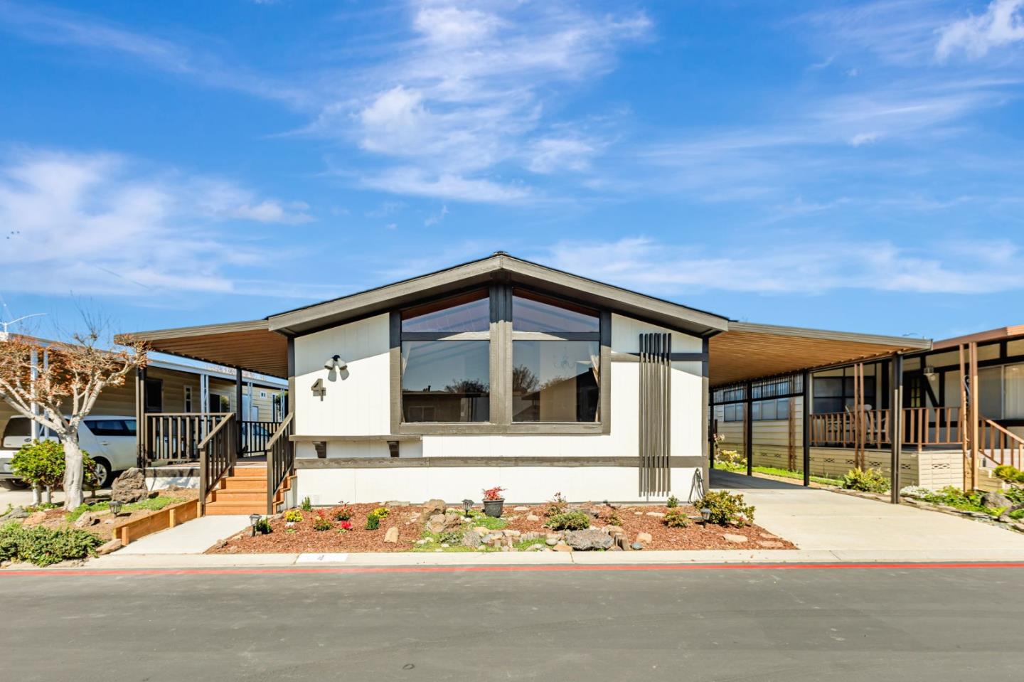 Detail Gallery Image 2 of 24 For 690 Persian Dr #4,  Sunnyvale,  CA 94089 - 2 Beds | 2 Baths