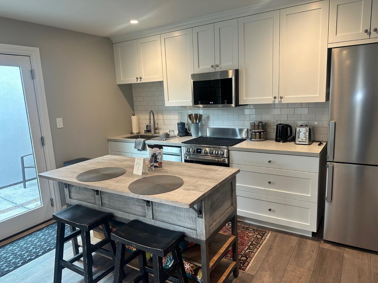 Detail Gallery Image 5 of 26 For 843a Southampton Dr a,  Palo Alto,  CA 94303 - 2 Beds | 2 Baths