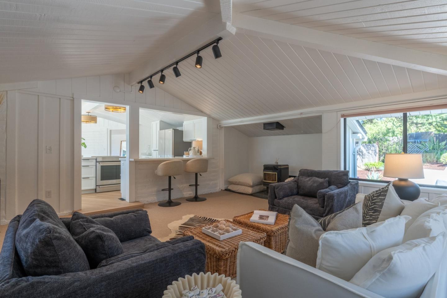 Detail Gallery Image 16 of 56 For 187 Ford Road, Carmel Valley,  CA 93924 - 4 Beds | 3 Baths