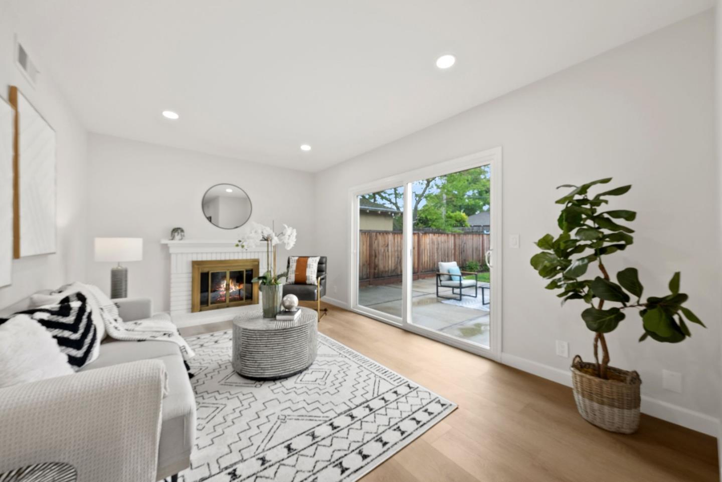 Detail Gallery Image 13 of 38 For 1493 Mallard Way, Sunnyvale,  CA 94087 - 4 Beds | 2 Baths