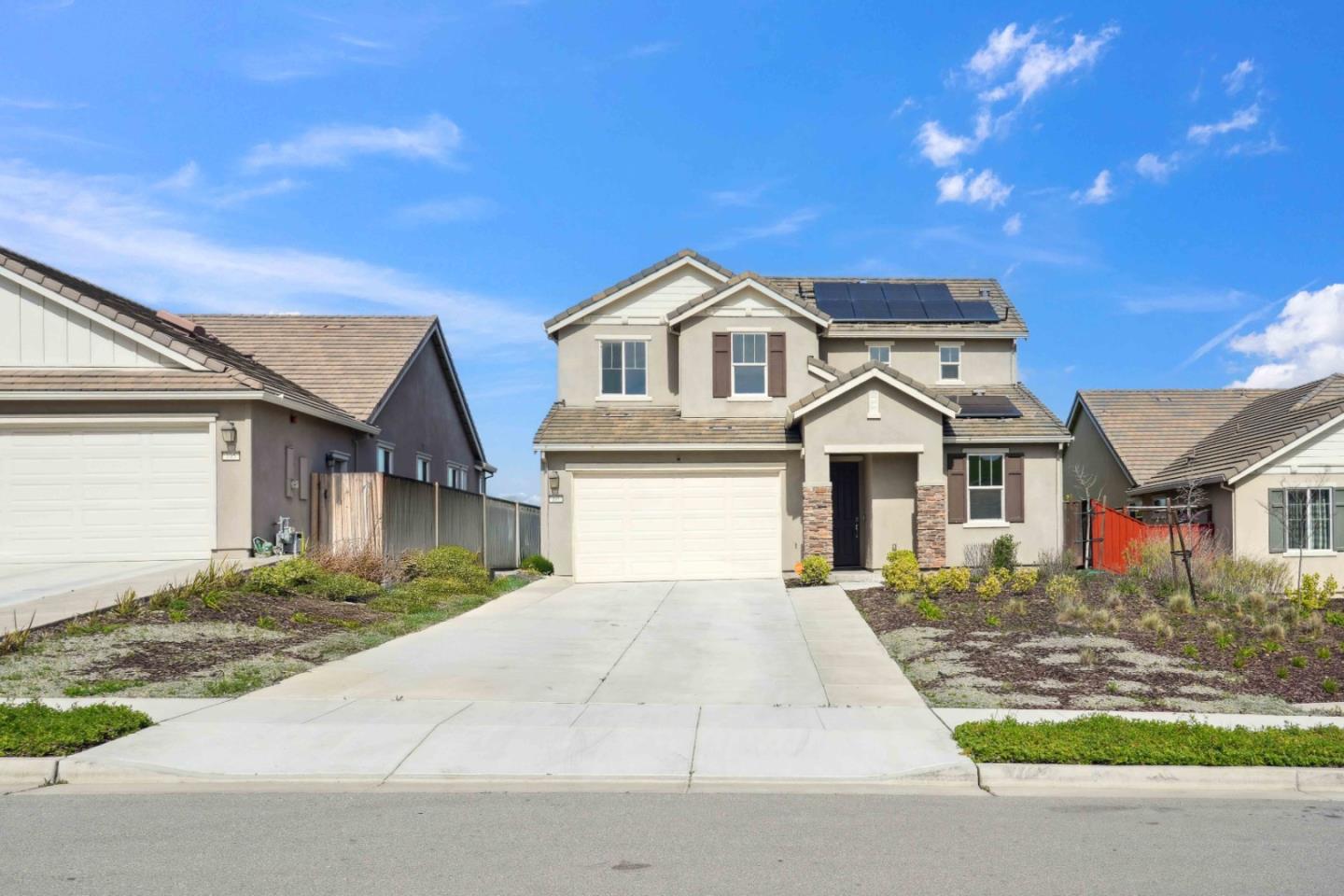 Detail Gallery Image 2 of 33 For 185 Tanoak St, Hollister,  CA 95023 - 4 Beds | 3 Baths