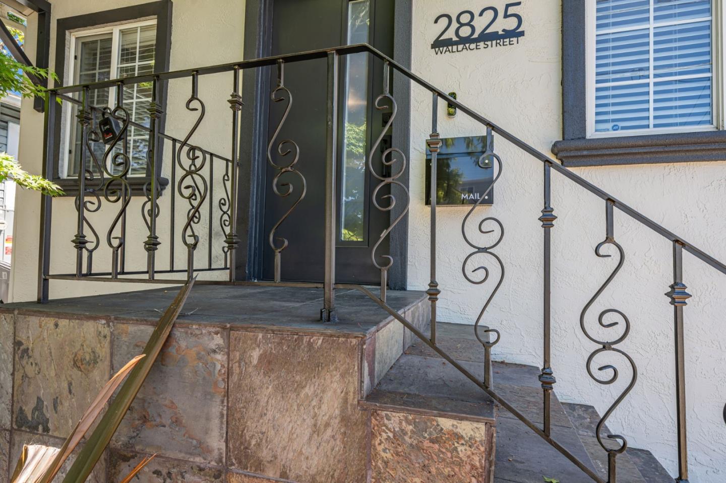 Detail Gallery Image 2 of 36 For 2825 Wallace St, Berkeley,  CA 94702 - 3 Beds | 1 Baths