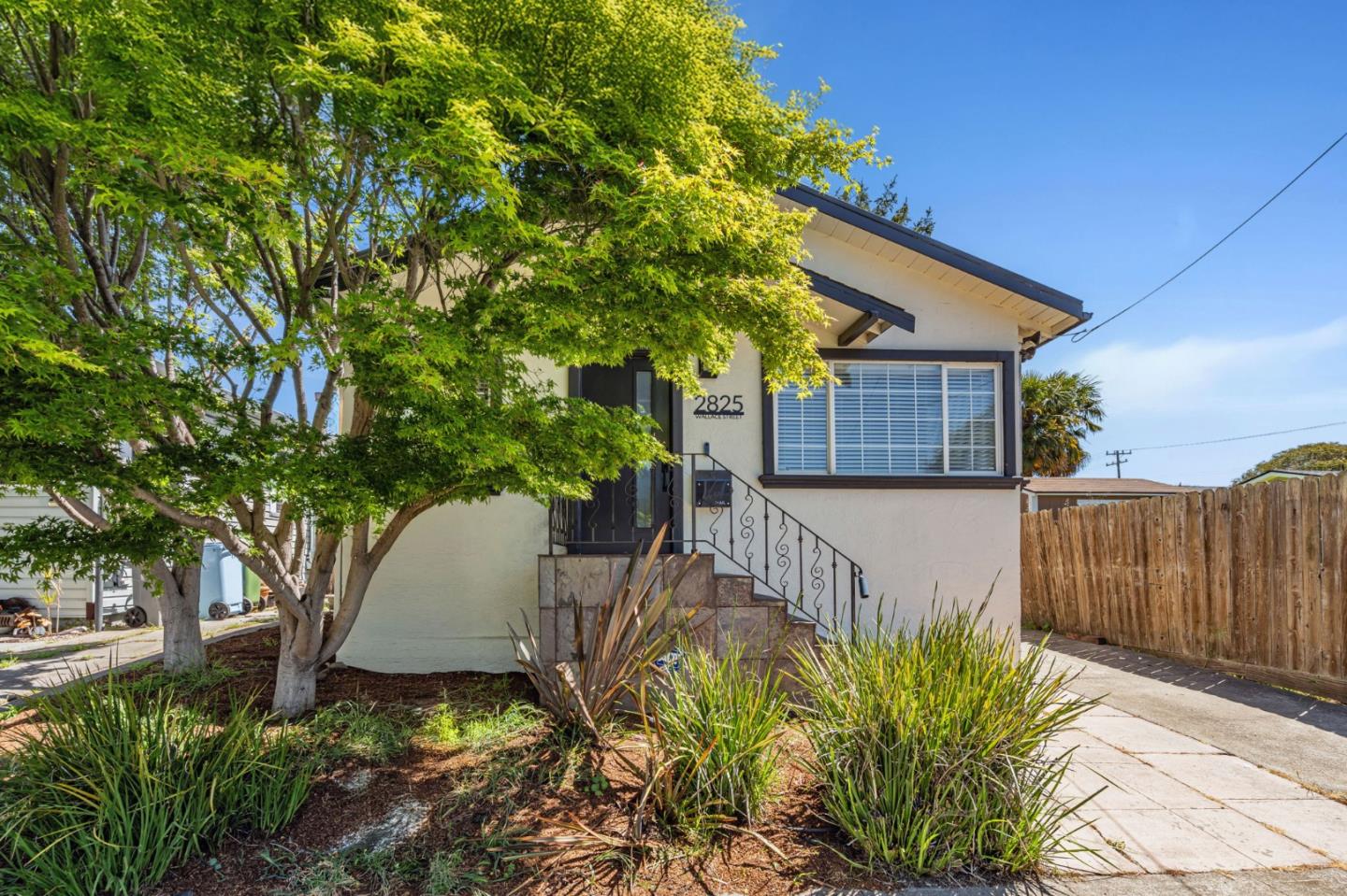Detail Gallery Image 3 of 36 For 2825 Wallace St, Berkeley,  CA 94702 - 3 Beds | 1 Baths