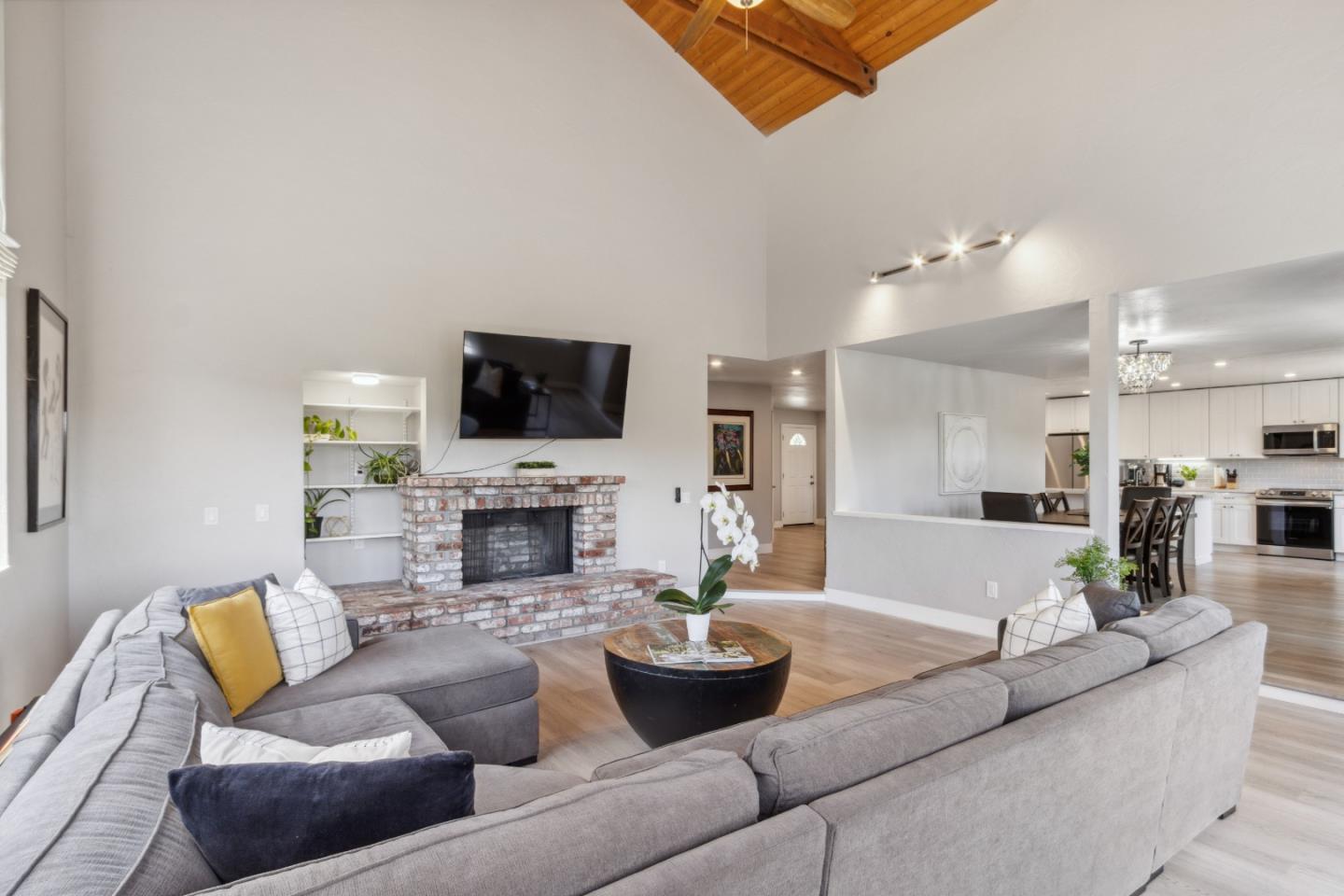 Detail Gallery Image 3 of 77 For 26045 Toro Rd, Salinas,  CA 93908 - 4 Beds | 2 Baths