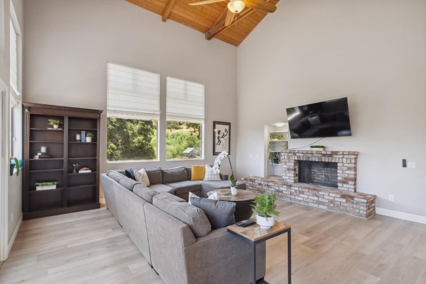Detail Gallery Image 5 of 77 For 26045 Toro Rd, Salinas,  CA 93908 - 4 Beds | 2 Baths
