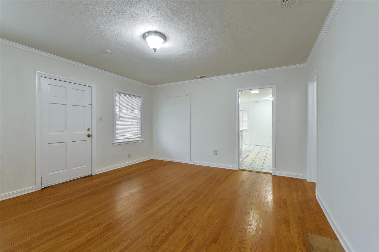 Detail Gallery Image 5 of 28 For 4298 Vineland Ave, North Hollywood,  CA 91602 - 3 Beds | 1 Baths