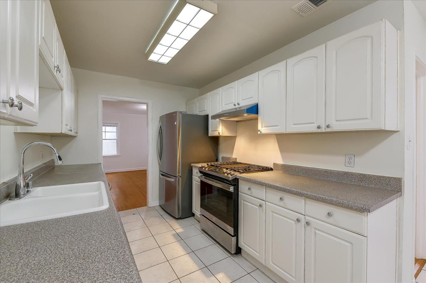 Detail Gallery Image 9 of 28 For 4298 Vineland Ave, North Hollywood,  CA 91602 - 3 Beds | 1 Baths