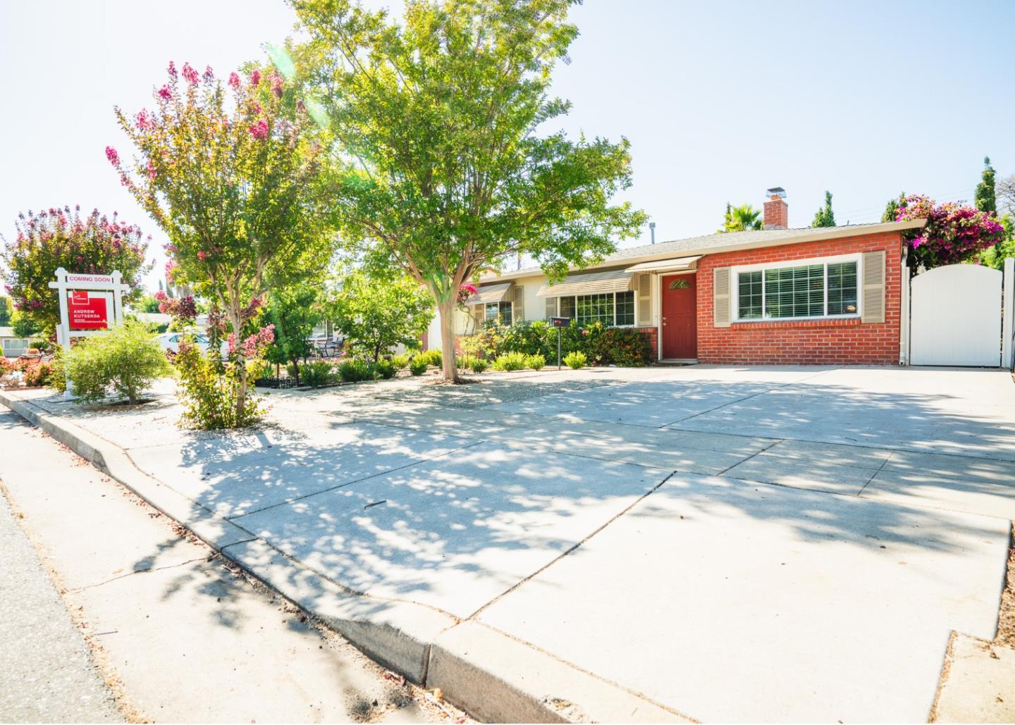 Detail Gallery Image 1 of 26 For 1725 Hogar Dr, San Jose,  CA 95124 - 3 Beds | 2 Baths