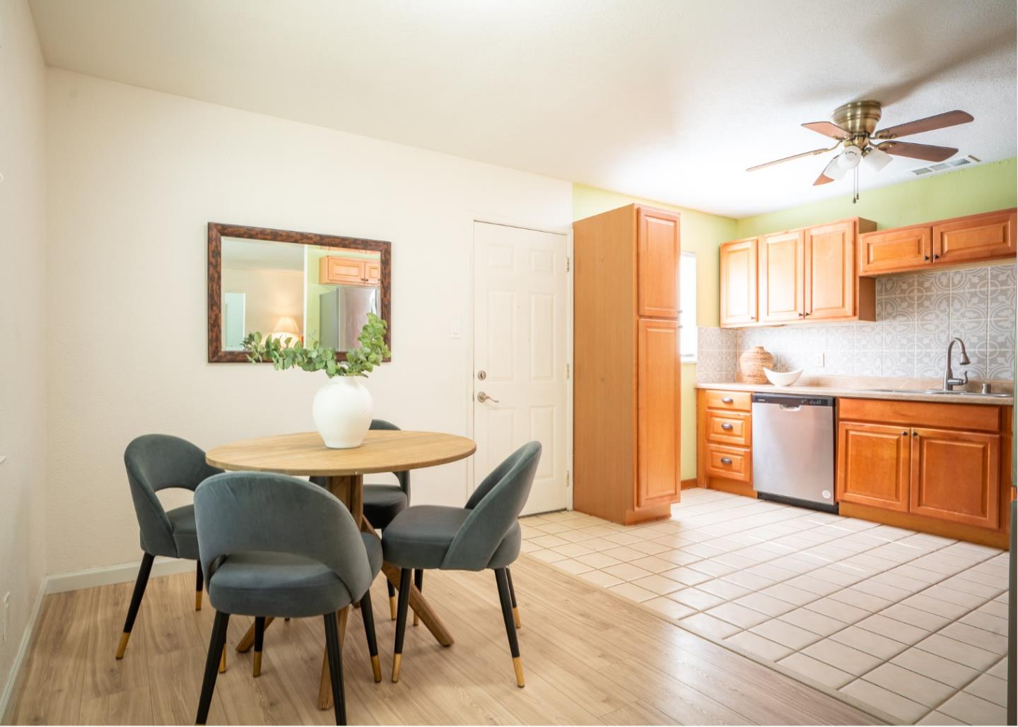 Detail Gallery Image 9 of 26 For 1725 Hogar Dr, San Jose,  CA 95124 - 3 Beds | 2 Baths
