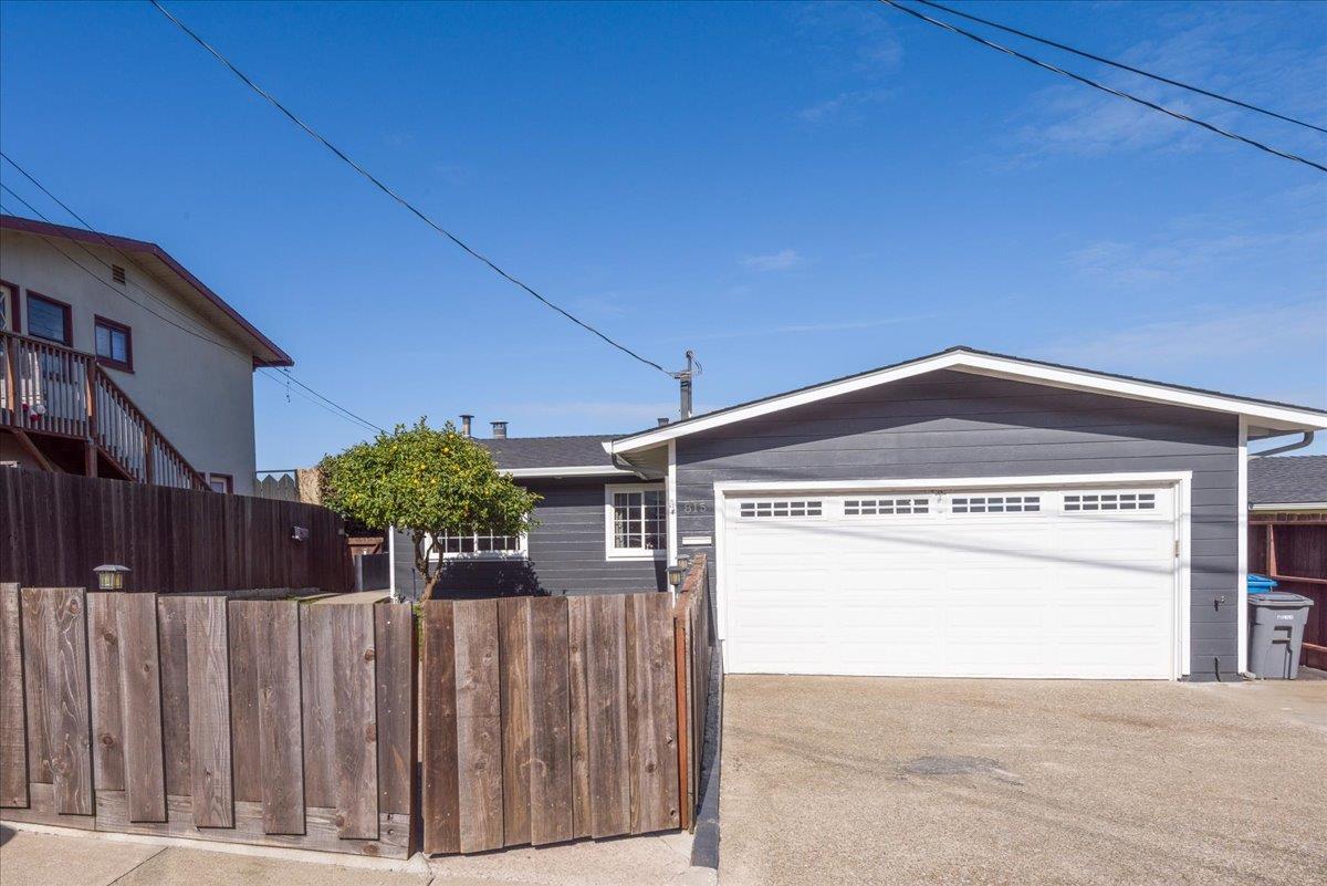 Detail Gallery Image 2 of 27 For 815 Edgemar Ave, Pacifica,  CA 94044 - 4 Beds | 2 Baths