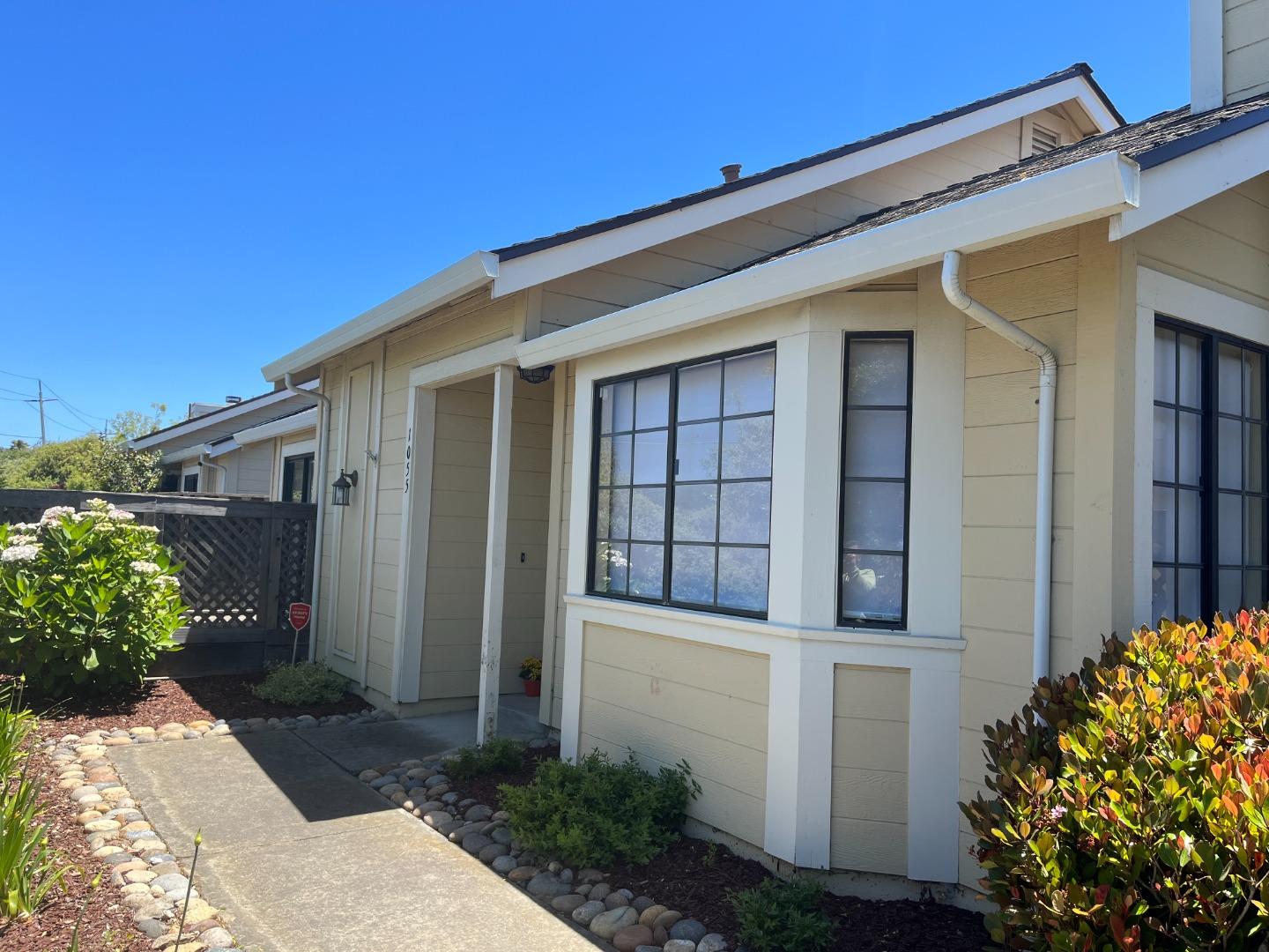 Detail Gallery Image 2 of 33 For 1055 Olympic Ln #16,  Seaside,  CA 93955 - 2 Beds | 2 Baths