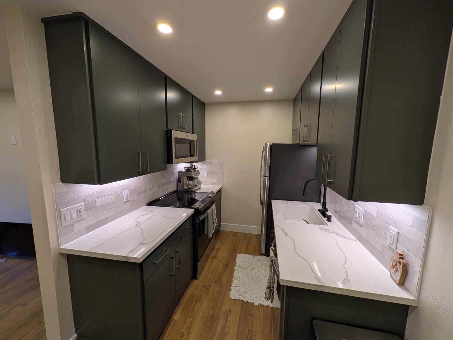 Detail Gallery Image 3 of 21 For 413 Piccadilly Pl #13,  San Bruno,  CA 94066 - 2 Beds | 1 Baths