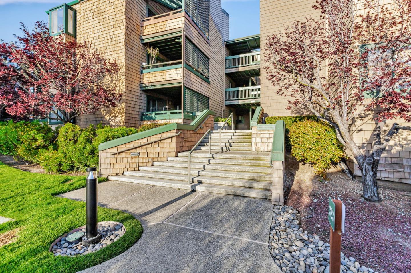 Detail Gallery Image 2 of 50 For 323 Broadway #A2,  Santa Cruz,  CA 95060 - 2 Beds | 2 Baths