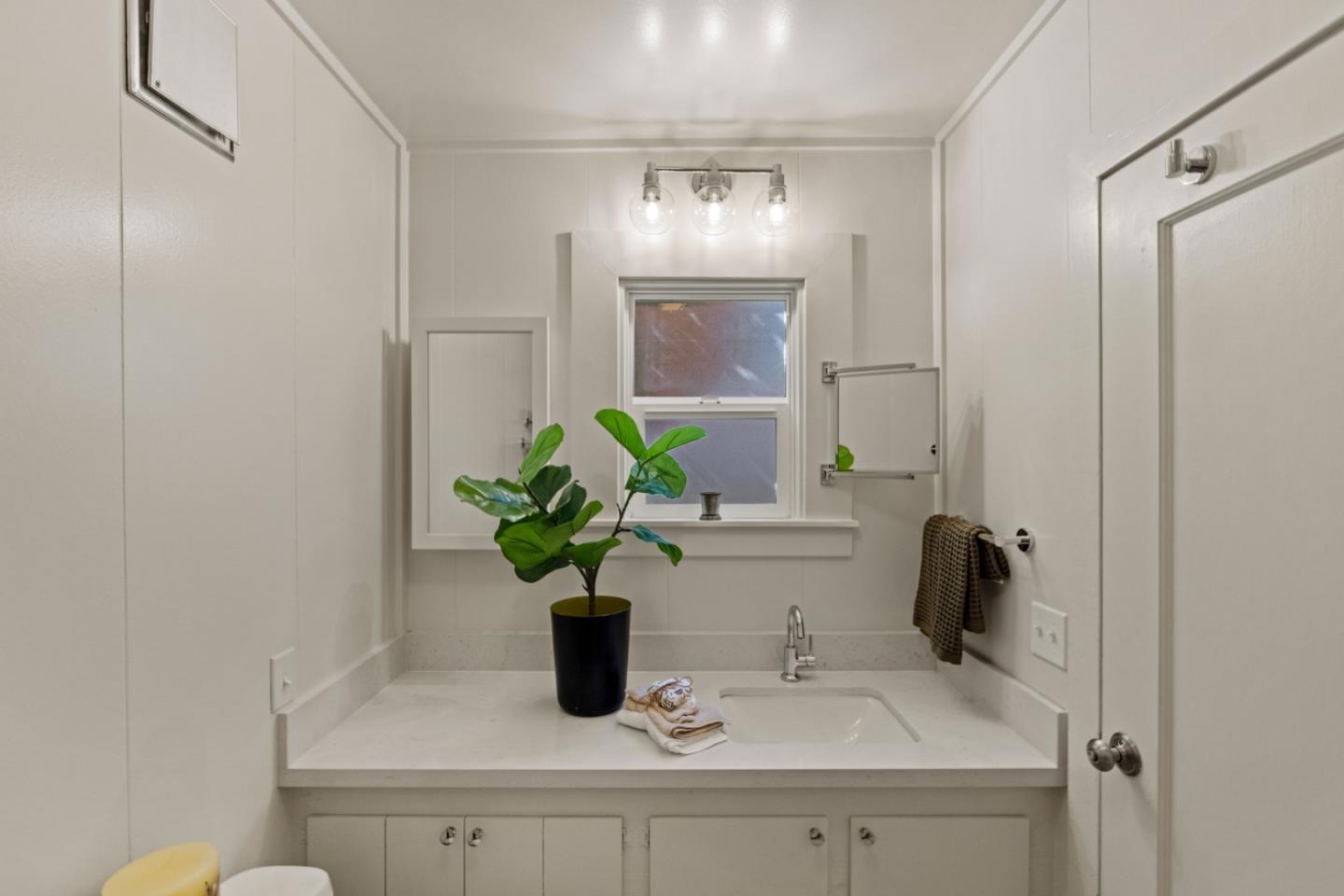 Detail Gallery Image 12 of 44 For 687 & 689 Mermaid Ave, Pacific Grove,  CA 93950 - 2 Beds | 1 Baths
