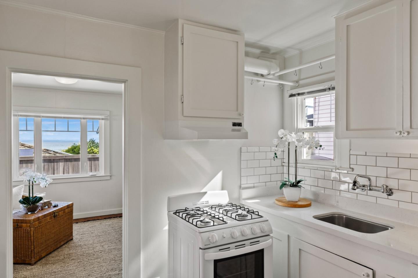 Detail Gallery Image 8 of 44 For 687 & 689 Mermaid Ave, Pacific Grove,  CA 93950 - 2 Beds | 1 Baths
