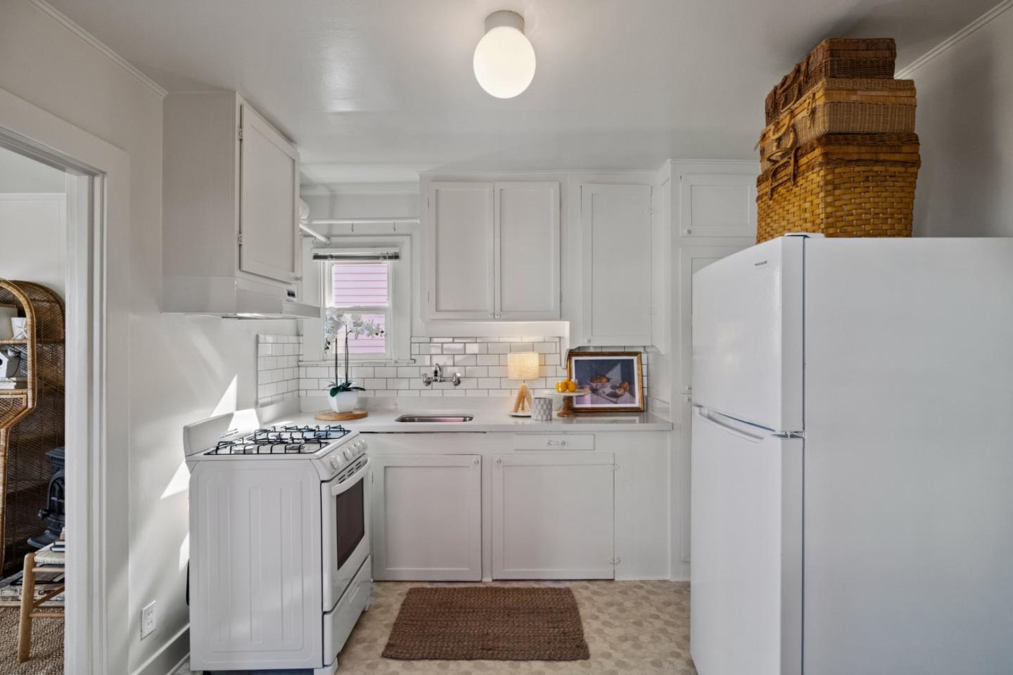 Detail Gallery Image 9 of 44 For 687 & 689 Mermaid Ave, Pacific Grove,  CA 93950 - 2 Beds | 1 Baths