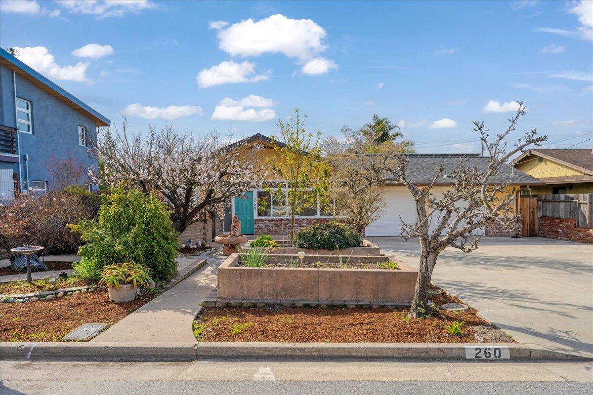 Detail Gallery Image 2 of 51 For 260 Goss Ave, Santa Cruz,  CA 95065 - 3 Beds | 2 Baths