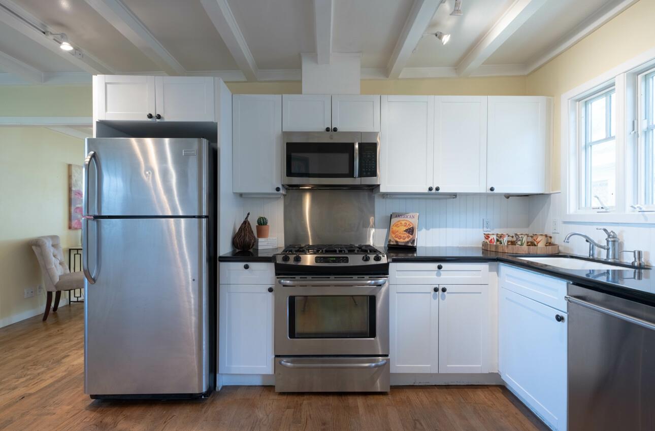 Detail Gallery Image 11 of 28 For 1205 Shafter Ave, Pacific Grove,  CA 93950 - 2 Beds | 1/1 Baths