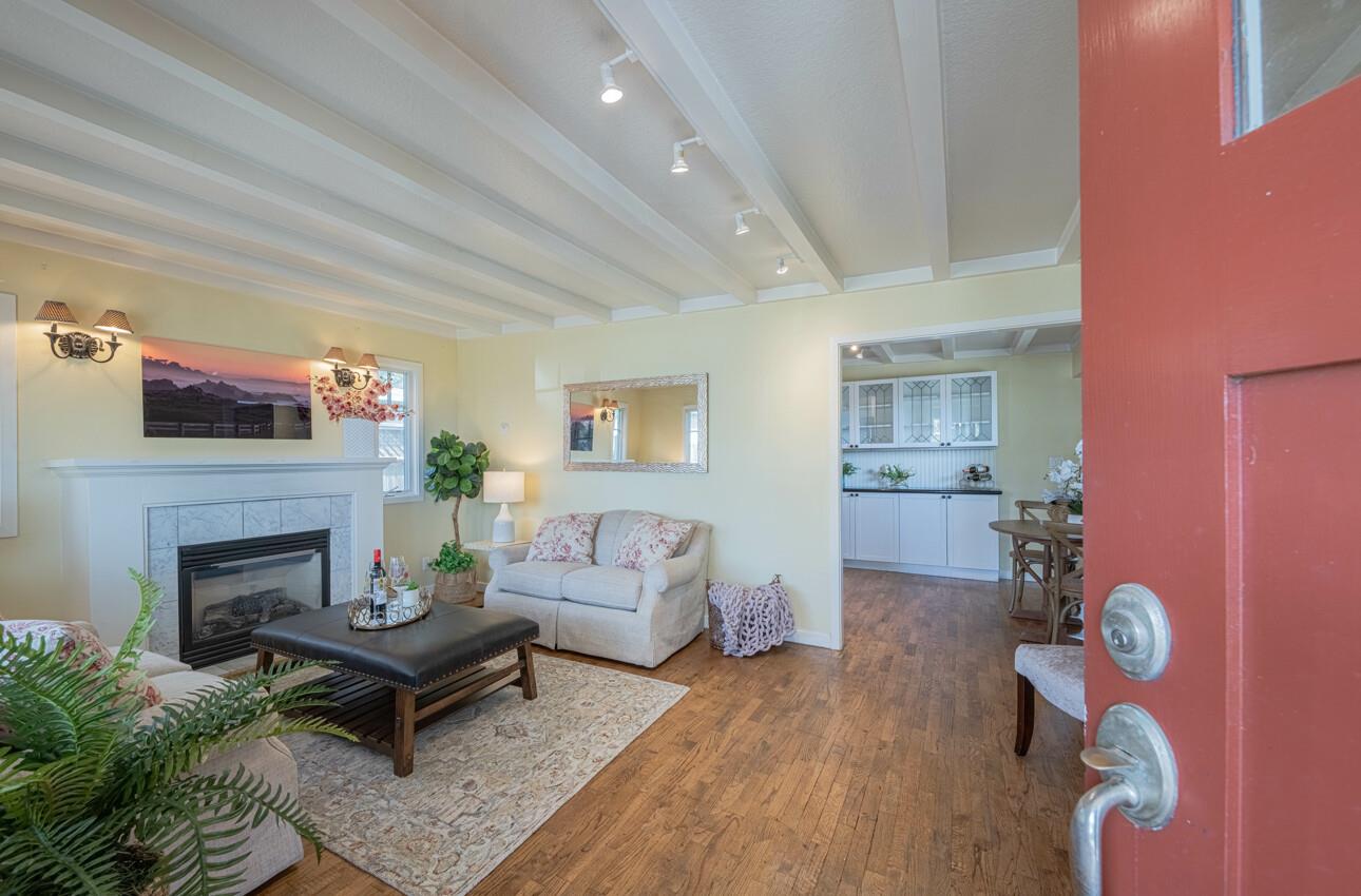 Detail Gallery Image 3 of 28 For 1205 Shafter Ave, Pacific Grove,  CA 93950 - 2 Beds | 1/1 Baths