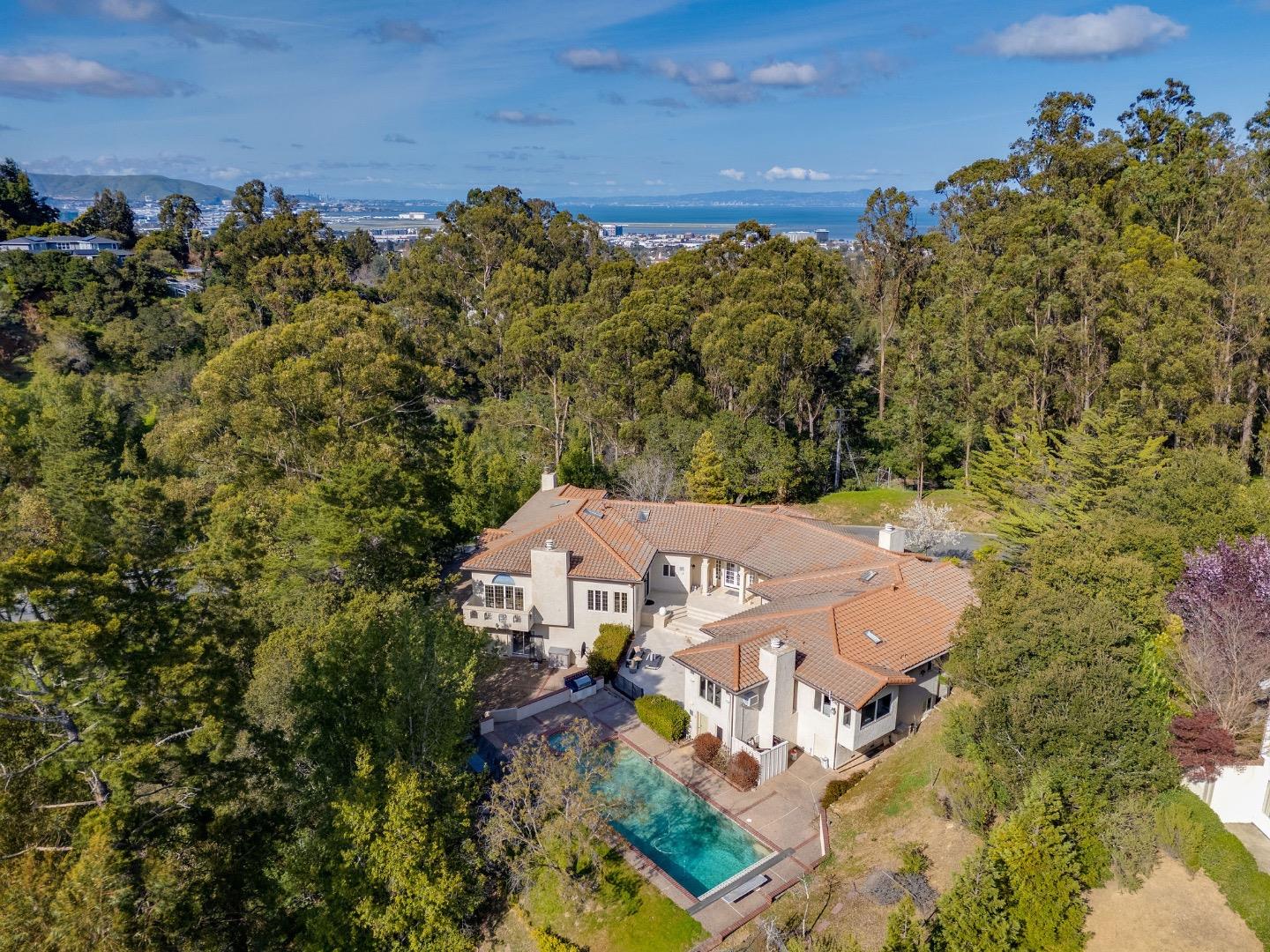Detail Gallery Image 103 of 111 For 1035 Macadamia Dr, Hillsborough,  CA 94010 - 4 Beds | 6/1 Baths
