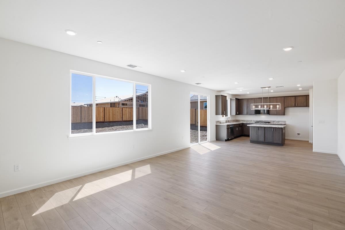 Detail Gallery Image 14 of 47 For 1911 Amaryllis Dr, Hollister,  CA 95023 - 5 Beds | 3 Baths