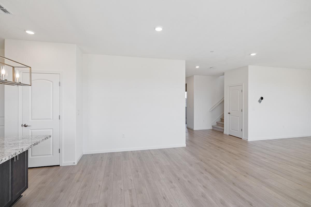 Detail Gallery Image 17 of 47 For 1911 Amaryllis Dr, Hollister,  CA 95023 - 5 Beds | 3 Baths
