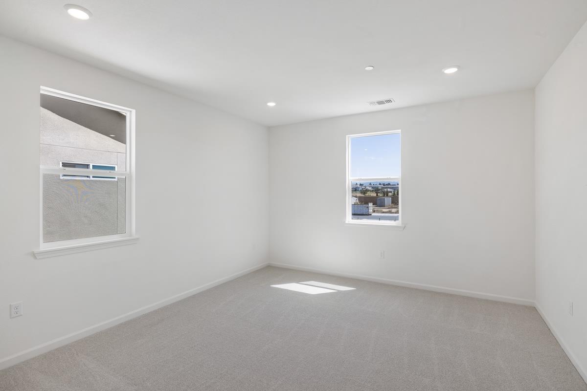 Detail Gallery Image 20 of 47 For 1911 Amaryllis Dr, Hollister,  CA 95023 - 5 Beds | 3 Baths