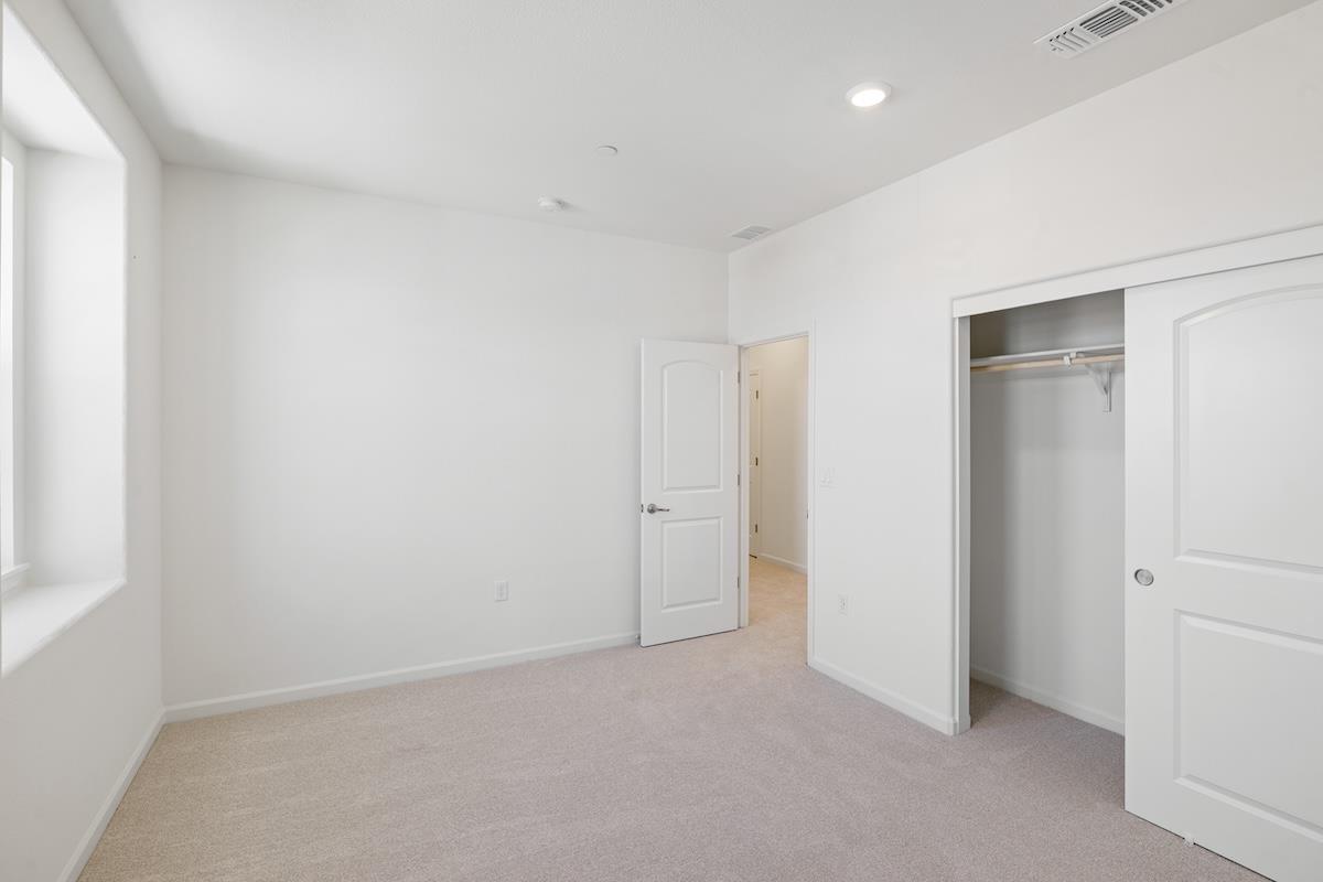 Detail Gallery Image 32 of 47 For 1911 Amaryllis Dr, Hollister,  CA 95023 - 5 Beds | 3 Baths