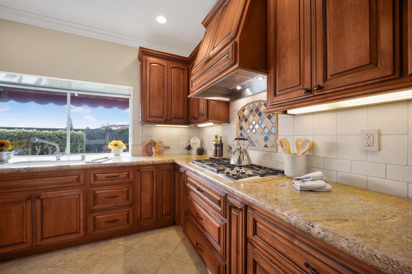 Detail Gallery Image 10 of 41 For 1450 Seville Dr, Morgan Hill,  CA 95037 - 5 Beds | 3 Baths