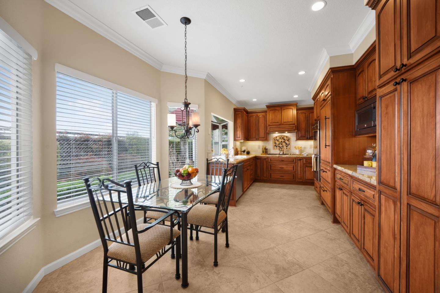 Detail Gallery Image 15 of 41 For 1450 Seville Dr, Morgan Hill,  CA 95037 - 5 Beds | 3 Baths