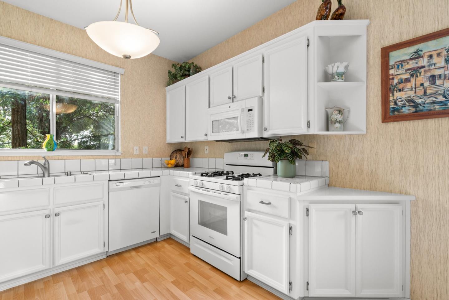 Detail Gallery Image 10 of 26 For 120 Claremont Terrace, Santa Cruz,  CA 95060 - 2 Beds | 2/1 Baths