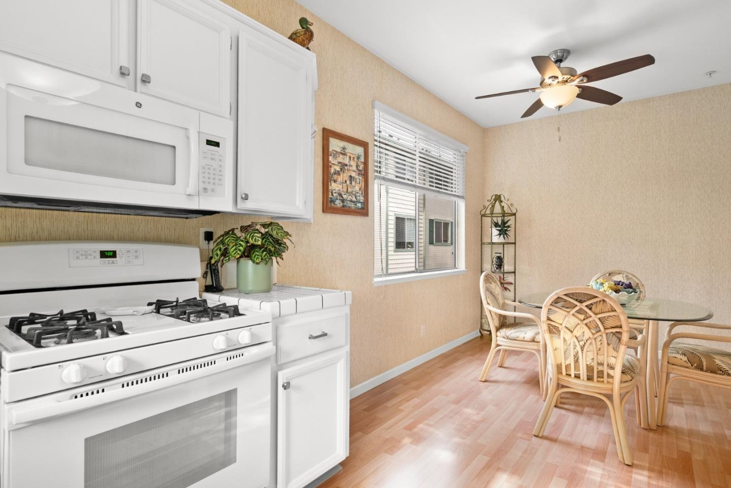 Detail Gallery Image 11 of 26 For 120 Claremont Terrace, Santa Cruz,  CA 95060 - 2 Beds | 2/1 Baths
