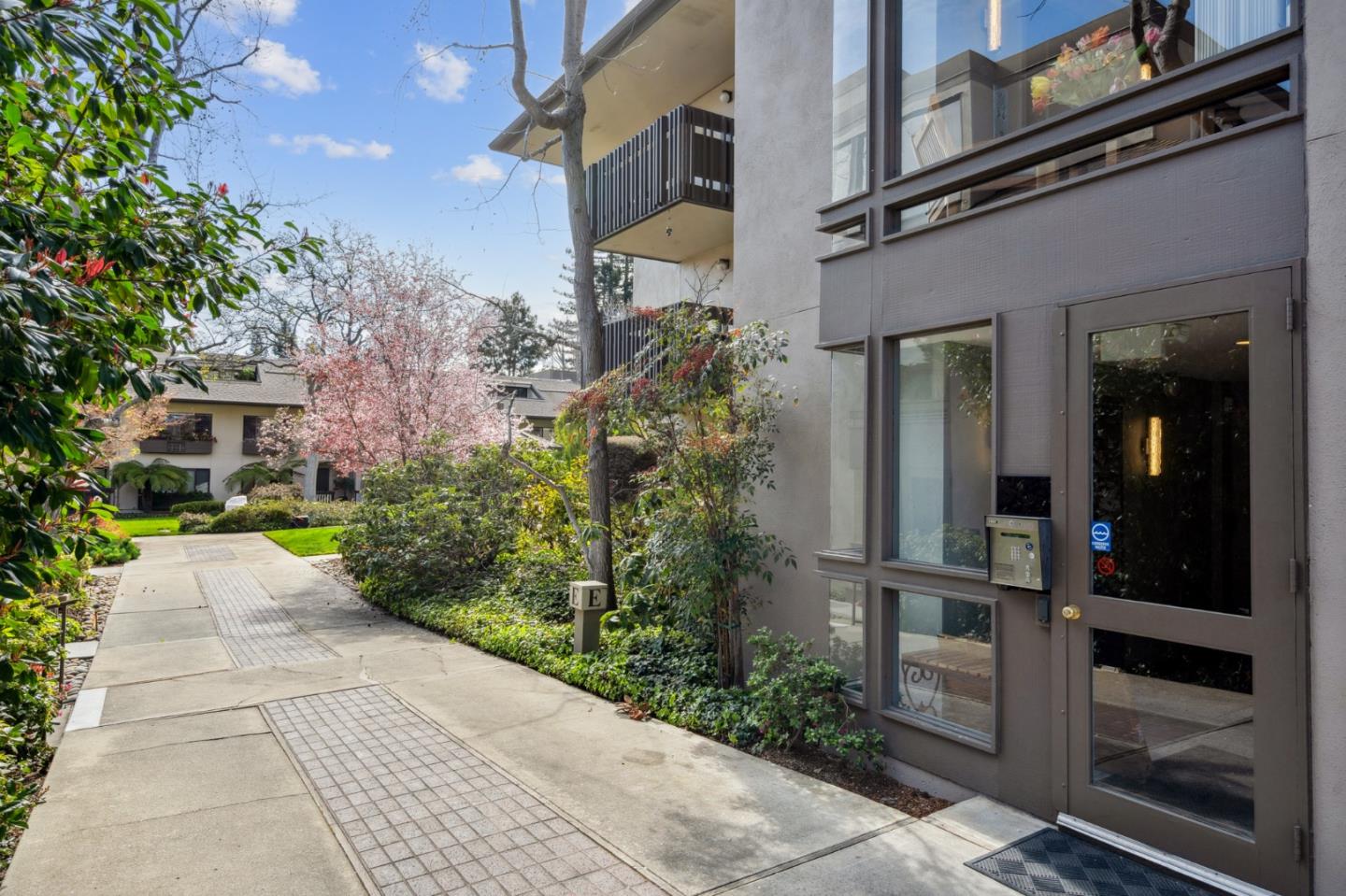 Detail Gallery Image 2 of 23 For 2140 Santa Cruz Ave #E208,  Menlo Park,  CA 94025 - 2 Beds | 2 Baths