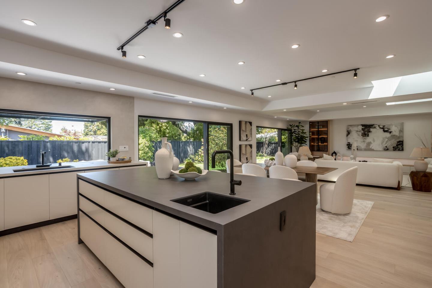 Detail Gallery Image 10 of 45 For 83 Sevilla Dr, Los Altos,  CA 94022 - 5 Beds | 5 Baths