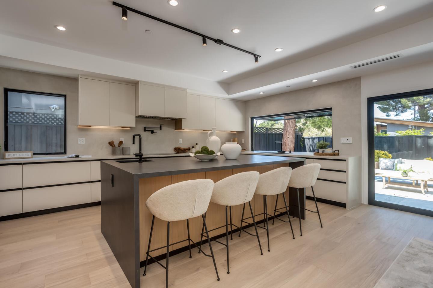 Detail Gallery Image 11 of 45 For 83 Sevilla Dr, Los Altos,  CA 94022 - 5 Beds | 5 Baths