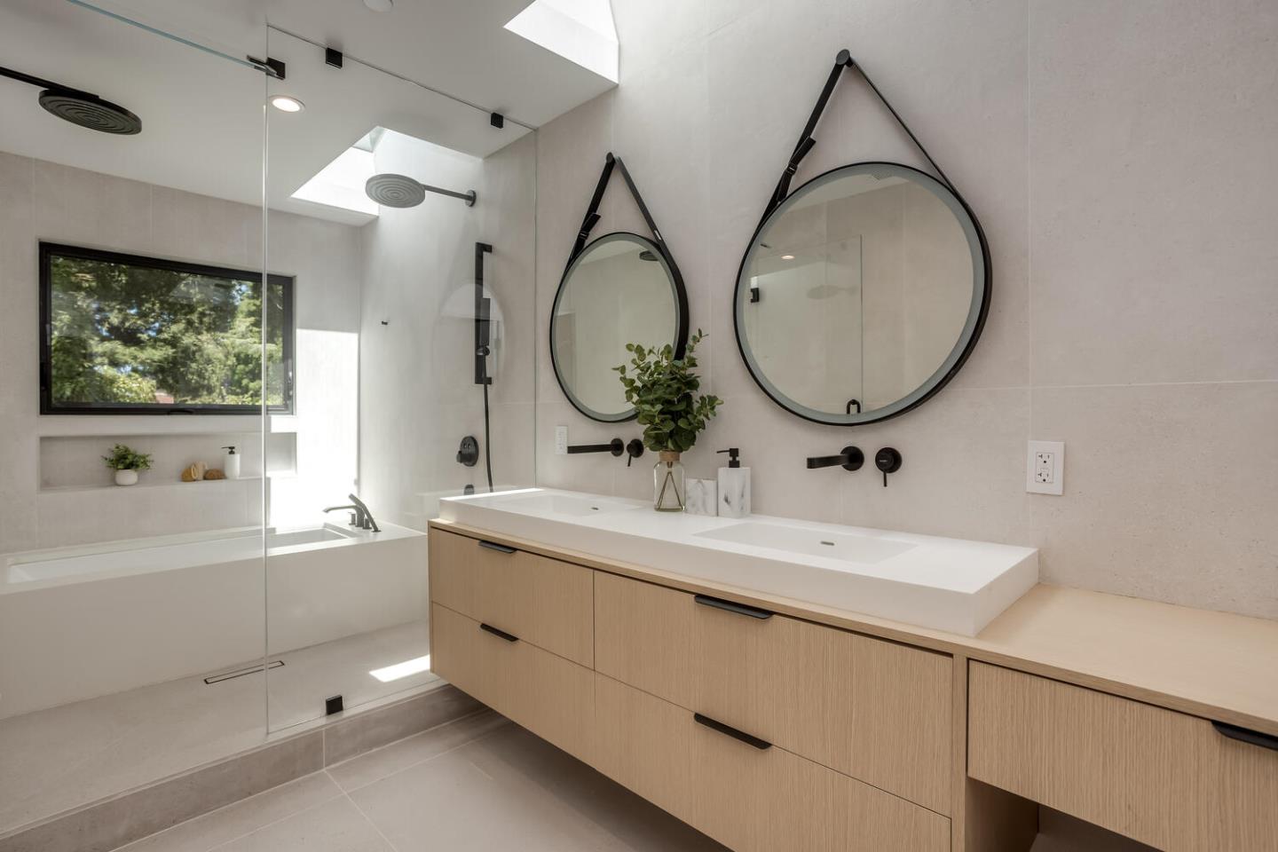 Detail Gallery Image 20 of 45 For 83 Sevilla Dr, Los Altos,  CA 94022 - 5 Beds | 5 Baths