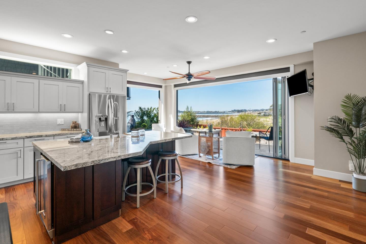 Detail Gallery Image 8 of 70 For 2974 E Cliff Dr, Santa Cruz,  CA 95062 - 3 Beds | 3 Baths