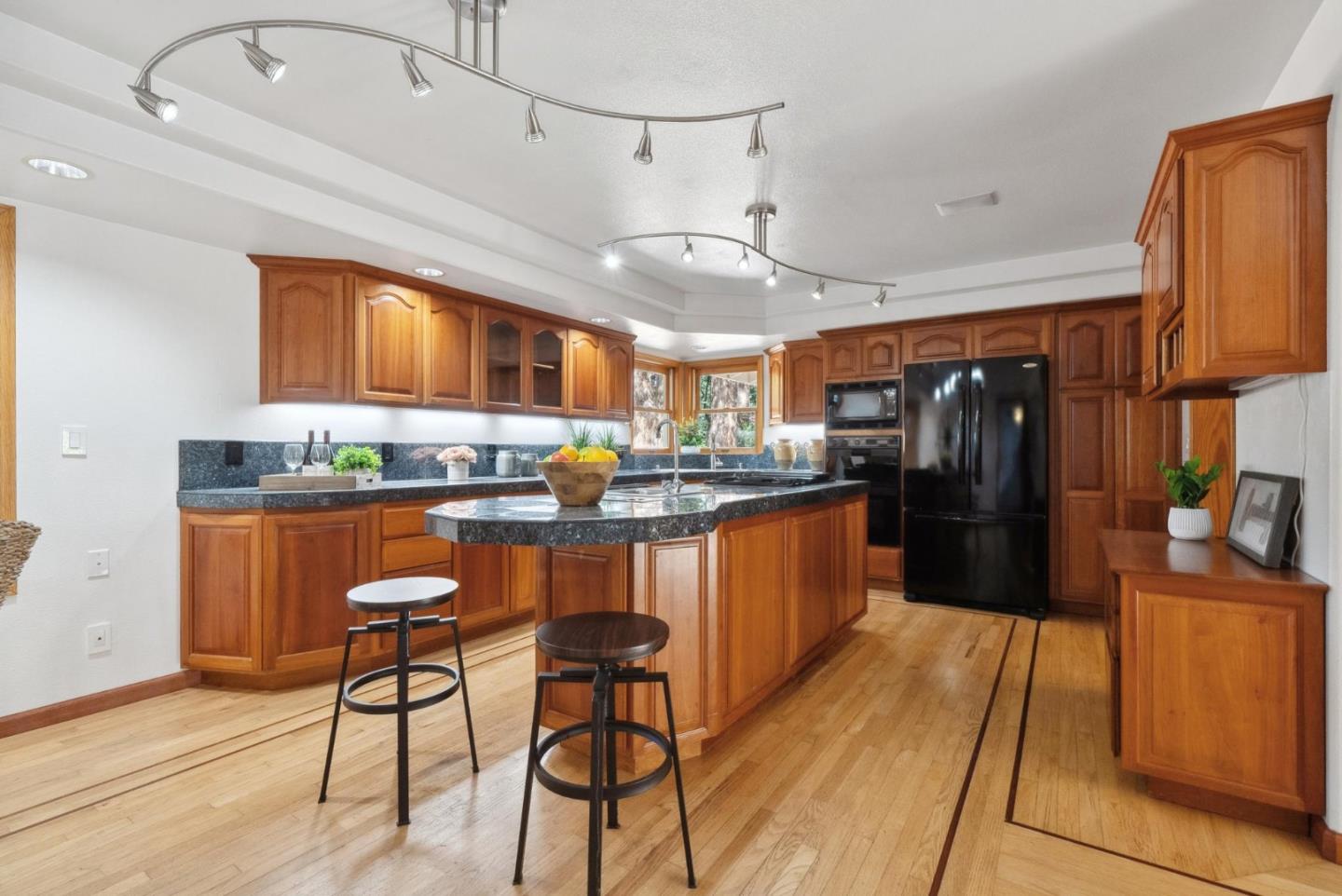 Detail Gallery Image 17 of 58 For 24751 Hutchinson Rd, Los Gatos,  CA 95033 - 6 Beds | 3/1 Baths
