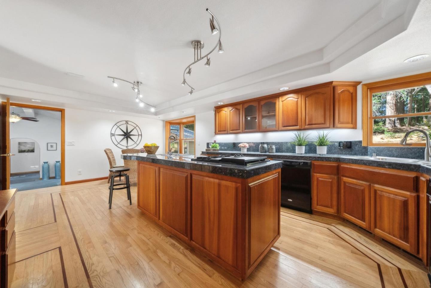 Detail Gallery Image 18 of 58 For 24751 Hutchinson Rd, Los Gatos,  CA 95033 - 6 Beds | 3/1 Baths