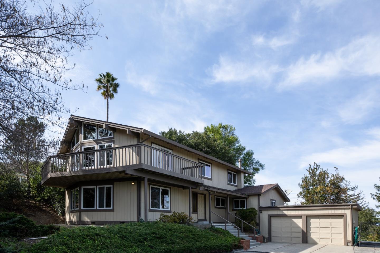 Detail Gallery Image 2 of 11 For 11569 Arroyo Oaks Dr, Los Altos Hills,  CA 94024 - 4 Beds | 3 Baths
