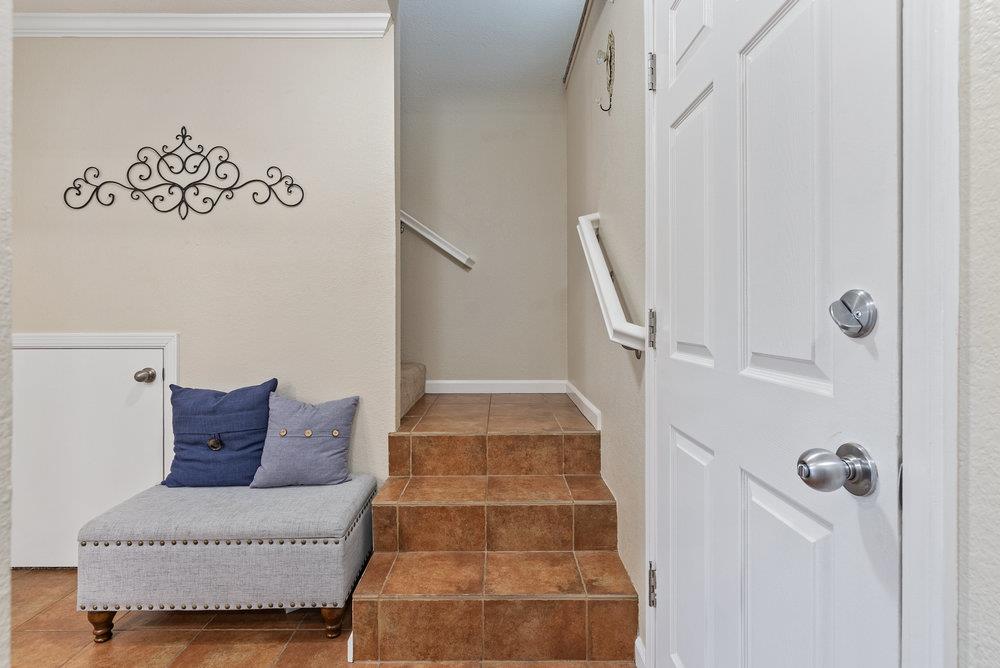 Detail Gallery Image 3 of 27 For 79 Knight Ln, Hollister,  CA 95023 - 2 Beds | 2/1 Baths