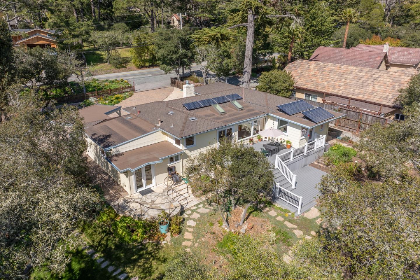 Detail Gallery Image 25 of 27 For 3378 Ocean Ave, Carmel,  CA 93923 - 4 Beds | 3 Baths