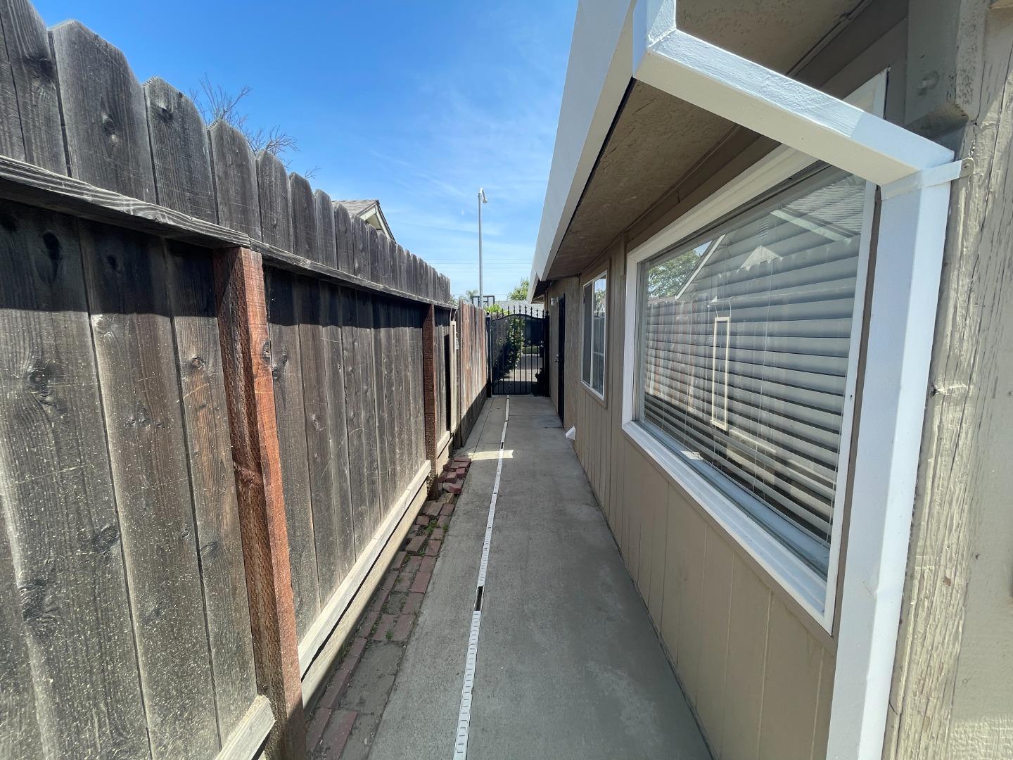 Detail Gallery Image 10 of 22 For 3305 Brooktree Ln, Modesto,  CA 95350 - 3 Beds | 2 Baths