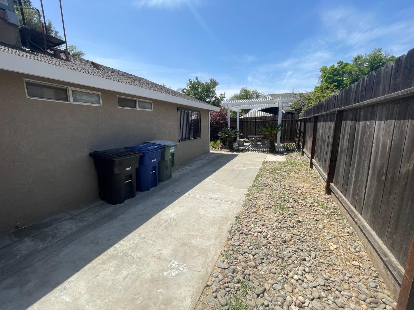Detail Gallery Image 11 of 22 For 3305 Brooktree Ln, Modesto,  CA 95350 - 3 Beds | 2 Baths