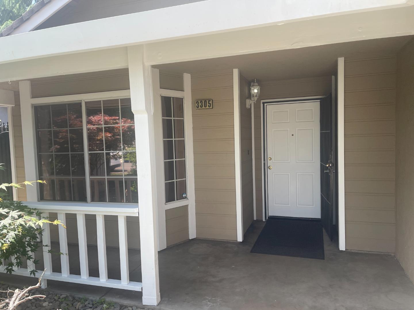 Detail Gallery Image 2 of 22 For 3305 Brooktree Ln, Modesto,  CA 95350 - 3 Beds | 2 Baths