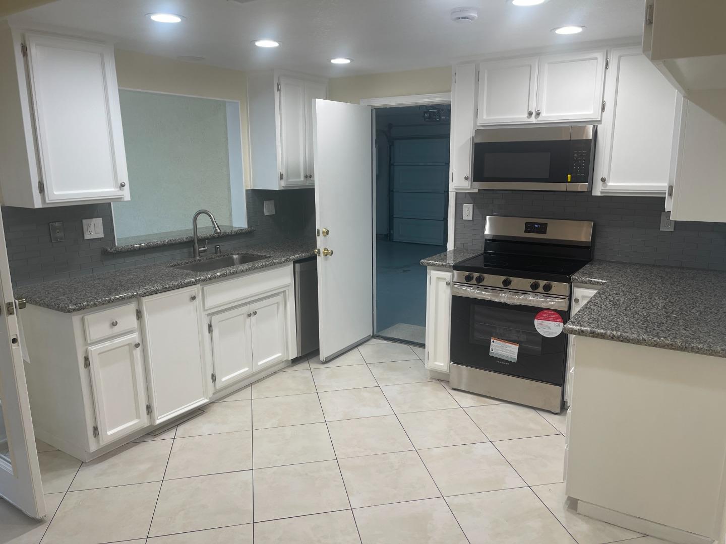 Detail Gallery Image 5 of 22 For 3305 Brooktree Ln, Modesto,  CA 95350 - 3 Beds | 2 Baths