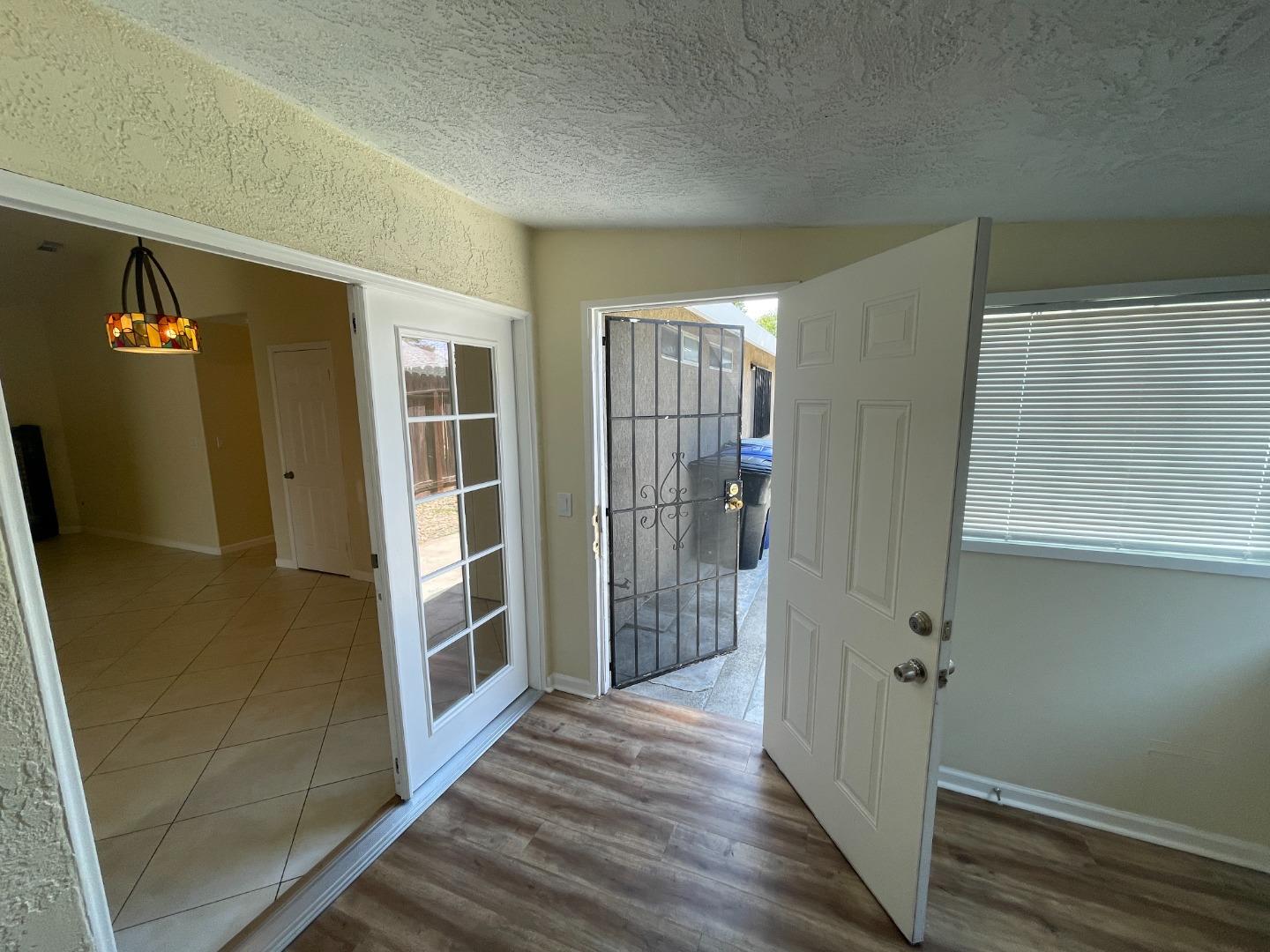 Detail Gallery Image 9 of 22 For 3305 Brooktree Ln, Modesto,  CA 95350 - 3 Beds | 2 Baths