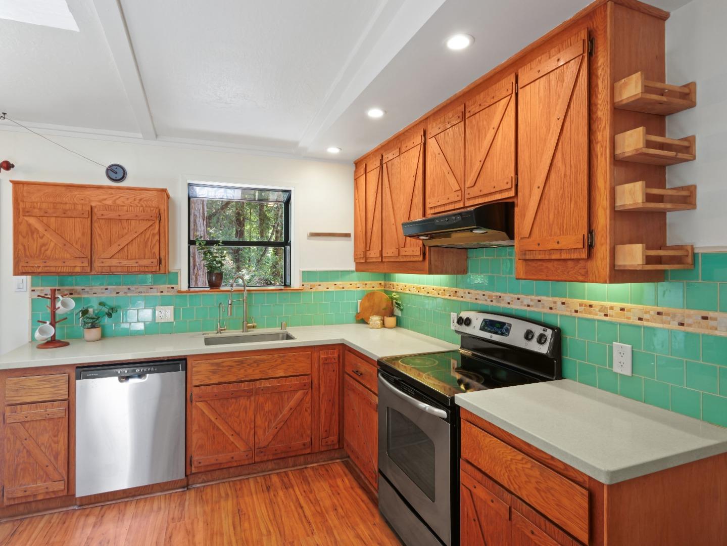 Detail Gallery Image 5 of 13 For 11660 Edgewood Dr, Felton,  CA 95018 - 2 Beds | 1 Baths