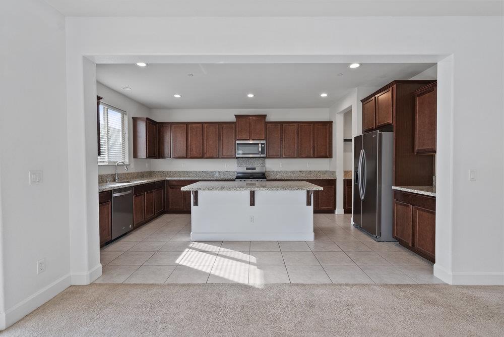 Detail Gallery Image 10 of 68 For 521 Seville Dr, Hollister,  CA 95023 - 4 Beds | 3/1 Baths